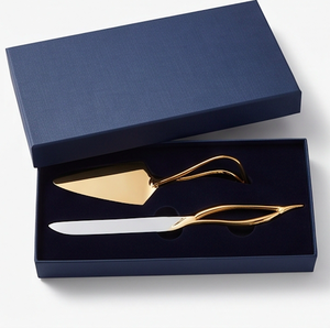 Élégante cuillère à gâteau dorée avec poignée en laiton ondulé pour occasions spéciales et événements - Product Image 6