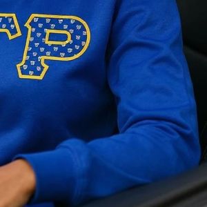 Sudadera Azul Rey con Cuello Redondo y Bordado con Contorno Dorado, Diseño de Letra Griega Epsilon Pi, Sudadera Informal para Mujer - Product Image 6