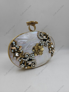 Pochette ovale artisanale indienne en nacre avec cadre en laiton, décorations florales en cristal, sac de soirée luxueux fait main pour femmes - Product Image 2