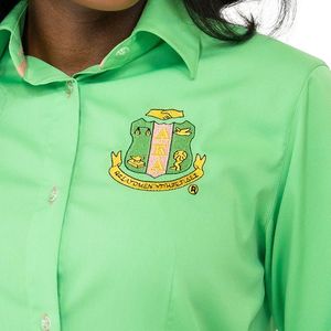 Camisa Oxford de chenilla premium de color verde menta para mujer, de manga larga, bordada y con botones. - Product Image 6