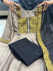 Conjunto Anarkali de Kurti, Pantalón y Dupatta de Seda Banarasi con Corte Acampanado - Estilo Moderno para Fiestas, Elegancia Lujosa para Todas las Temporadas - Product Image 5