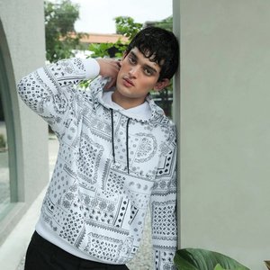 เสื้อฮู้ดดี้พิมพ์ลายผ้าพันคอคุณภาพสูงสำหรับผู้ชาย พิมพ์ลายกราฟิกทั่วตัว พร้อมโลโก้สั่งทำพิเศษ มีกระเป๋าจิงโจ้และเชือกผูกสำหรับผู้ชาย - Product Image 4