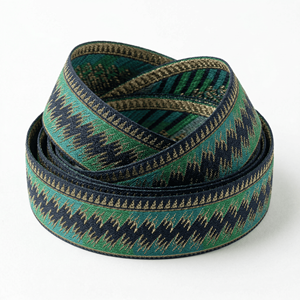 ริบบิ้นผ้าแจ็คการ์ดแบบดั้งเดิม ขนาด 38 มม. ผลิตจากโพลีเอสเตอร์ 100% ยี่ห้อเนลกามัล อินดัสทรีส์ ทนต่อการหดตัว ลายทางสีทอง ประดับด้วยดิ้นทอง เหมาะสำหรับตกแต่งเสื้อผ้าและทำโบว์ - Product Image 1