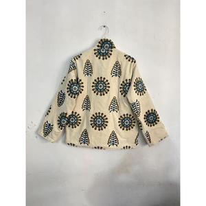 Chaqueta de Terciopelo de Primera Calidad con Bordado Floral Hecho a Mano, Prenda Exterior Étnica Boho Única para Mujer - Product Image 3