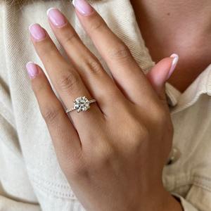 Bague en diamant de laboratoire rond brillant de 2 carats, bague de fiançailles avec halo caché de 2 carats, or 14 carats, certifiée IGI - Product Image 4
