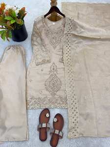 Traje de diseñador Hania Aamir Pharsi, conjunto de palazzo de seda de pierna ancha y corte ajustado, con bordado intrincado de Zari y lentejuelas, de lujo, pakistaní, para fiesta. - Product Image 5