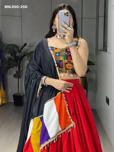 Hermoso conjunto de Lehenga Choli y Dupatta de diseño tradicional indio en rayón y algodón con diseño Gamthi y trabajo de espejo, a precio de mayorista. - Product Image 4