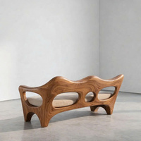 Banc en bois massif fait main avec dossier sculptural pour salon, marque Luxali, design moderne, écologique, durable, rembourré en éponge et laine