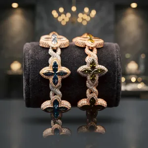 Pulseras de Oro Rosa con Diseño de Cruz de Diamantes Moissanite para Mujer, Lujosas y Completamente Adornadas, Joyería Hip Hop para Bodas - Product Image 2
