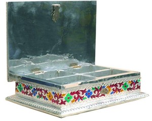 Caja de Latón Esmaltada Hecha a Mano con Técnica de Esmaltado, Diseño Floral en Relieve, Bañada en Oro, Irregular, Artículo de Colección, Artesanía Antigua - Product Image 2