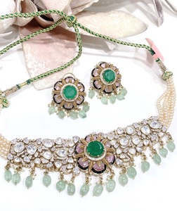 Magnifique ensemble de collier et boucles d'oreilles plaqué or de qualité supérieure pour femme, idéal pour les mariages et les événements. - Product Image 4