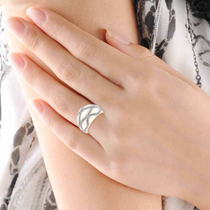 Bague en or jaune massif pour femme, motif diamant ondulé, avec bande ondulée et diamants pavés intégraux, et crème contrastante - Product Image 2
