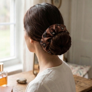 Scrunchie en satin de polyester élégant et léger pour femmes, attache pour cheveux de couleur unie, de haute qualité, pour un usage quotidien pour femmes et filles - Product Image 4