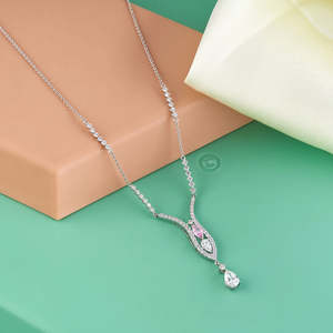 สร้อยคอเพชรสีทองพร้อมจี้รูปทรงหรูหราและอุปกรณ์เสริมที่ทันสมัย - Product Image 1