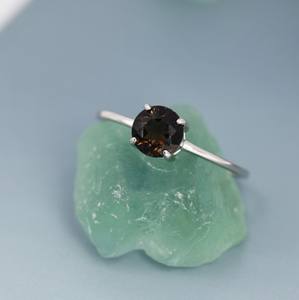 แหวนควอตซ์สโมคกี้แท้ 1 กะรัต ตัวเรือนเงินแท้ แหวนควอตซ์สโมคกี้เจียระไนแบบธรรมชาติ แหวนซ้อนกันได้ - Product Image 1