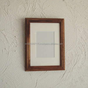 Cadre photo en bois de style vintage offrant une texture vieillie, attrayant pour les amateurs de design rétro et nostalgique pour la maison - Product Image 2