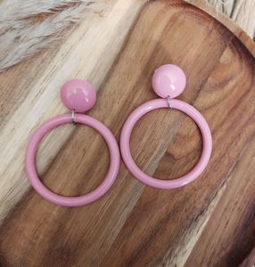 Boucles d'oreilles en résine faites à la main pour femmes, avec forme personnalisée et style classique, pour les occasions de fête - Product Image 1