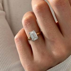 Bague de fiançailles UNIQUE avec diamant de laboratoire taille émeraude de 3 carats, pavé latéral 2D et halo caché, or jaune 14 carats, certifiée IGI - Product Image 2