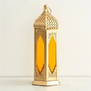 Farol cilíndrico marroquí dorado único con patrones en relieve para decoración del hogar - Product Image 2