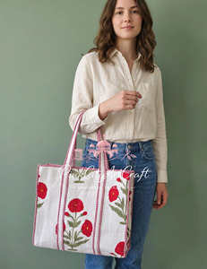 Bolso Tote de Algodón Acolchado con Estampado Floral Indio Hecho a Mano de Alta Calidad, con Motivo de Amapola Roja, Cierre Abierto y Ribete a Rayas - Product Image 3