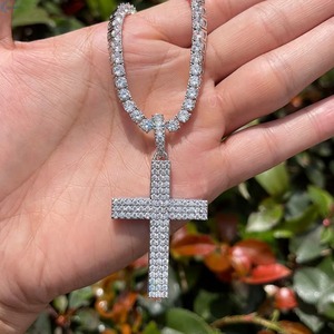 Colgante Iced Out Criss Cross de Moissanita con Baño de Oro Rosa de 18K, Amuleto Religioso de Lujo para Uso Diario para Hombre - Product Image 3