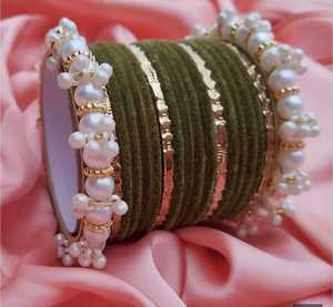 ชุดกำไลกำมะหยี่สีเทาประดับมุกและลูกปัดทองสำหรับผู้หญิง - Product Image 5