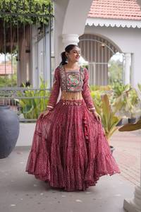 Lehenga en Faux Georgette à Imprimé Bandhani de Créateur avec Blouse Bandhani Entièrement Cousue et Patchwork Kutchi – Collection Spéciale Navratri - Product Image 2