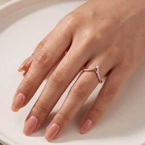 Bague Chevron Moderne et Élégante en Or Rose 14K avec Diamant de Laboratoire, Bague en V avec Diamant, Alliance Courbe Empilable, Bijoux Fins - Product Image 1