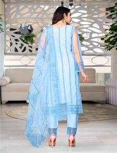 Kurta à manches longues pour femmes avec broderie |   Comprend un pantalon en mélange de soie et un dupatta en tulle |   Ensemble ethnique festif - Product Image 3