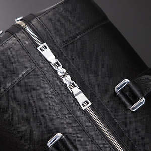 MAKUM Bolsa de Viaje/Deportiva de Cuero Genuino Negro, Unisex, Correa de Hombro Ajustable, Decoración con Cadenas y Cremallera, Impermeable, Ecológica - Product Image 6