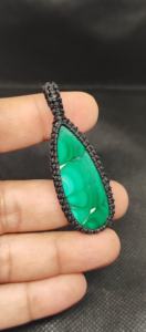 Pendentif en macramé de grande qualité avec gemme verte malachite et fils noirs, serti de pierres, idéal pour l'été - Product Image 6