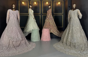 Filet exclusif Lehenga Choli avec finition Taaj élégante et grande piste lourde et détails complets en pierre de Jarkan fabriqués à la main - Product Image 4