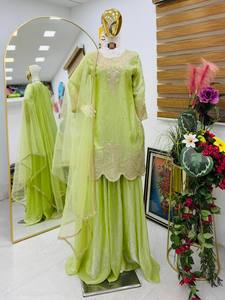 Ensemble Salwar Kameez en soie verte Fandy, tenue indienne pakistanaise brodée avec dupatta en filet pour mariage et fête - Product Image 1