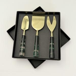 ชุดชีสโลหะสีทองสุดฮิต พร้อมด้ามจับเรซิ่นสีดำ บรรจุในกล่อง สำหรับโต๊ะอาหารเช้า ชุดอุปกรณ์ทาเนยและชีส - Product Image 1