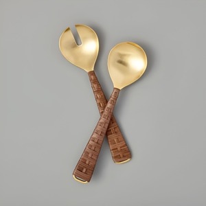 Elegante juego de 2 servidores de ensalada de acero inoxidable chapado en oro, hechos a mano, con mangos de ratán tejido, utensilios de cocina modernos. - Product Image 2
