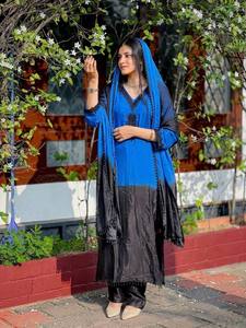 Conjunto de Kurti de Seda Crepé Francesa Elegante y Bordada, con Dupatta de Diseño, para Mujer, Ideal para Fiestas y Eventos Tradicionales - Product Image 5