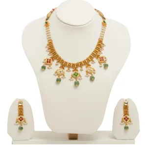 Ensemble de collier en or avec breloques en pierres vertes et rouges, accents de perles blanches et boucles d'oreilles pendantes assorties pour femmes - Product Image 1