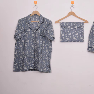 Conjunto de Camisa y Pantalones Cortos Monocromáticos Grises con Bolsa a Juego - Product Image 1