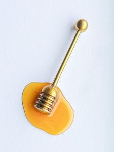 Cuillère à miel en métal doré, réutilisable, design minimaliste pour la cuisine - Product Image 1