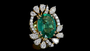 Pendientes de Esmeralda Verde Ovalada de Laboratorio con Halo de Diamantes en Forma de Marquesa y Pera |   Joyería Fina de Lujo para Bodas - Product Image 4