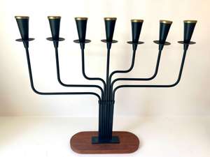 Candelabro de 7 pilares de metal negro y base de madera, perfecto para centros de mesa en grandes eventos de boda y decoración del hogar, procedente de la India. - Product Image 5