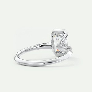Anillo de Compromiso con Diamante Corte Esmeralda, Oro Blanco de 14k, Certificado IGI, Engaste de Tres Piedras, Estilo Clásico, Joyería Fina para Mujer - Product Image 4