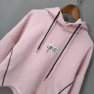 เสื้อฮู้ดครอปปักลาย LOVE สีชมพูสำหรับผู้หญิง - Product Image 4