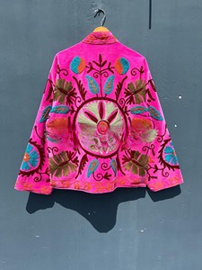 Chaqueta de Terciopelo Rosa Brillante de Lujo, Hecha a Mano con Bordado Floral Tradicional, Ropa de Invierno, Estilo Boho Chic, Chaqueta Abierta por Delante - Product Image 2