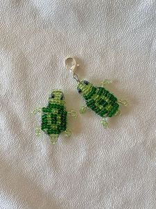 Magnifique porte-clés brodé artisanal de qualité supérieure avec un design floral élégant pour accessoires de mode - Product Image 3