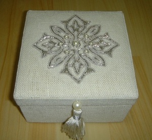 Caja de Joyería de Lujo Hecha a Mano, Ecológica, de Forma Cuadrada, con Patrón de Flores Bordadas, Decorativa con Cuentas Zari, para Graduación, Halloween - Product Image 1