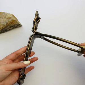 Sonnette de porte en or en forme d'étrier, cadeau pour équestres et amoureux des chevaux, sonnette de porte en métal, sonnette de porte rustique en laiton. - Product Image 3