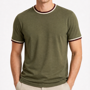 Camiseta clásica de cuello redondo en verde oliva, burdeos y beige con triple franja y cuello acanalado de manga corta. - Product Image 1