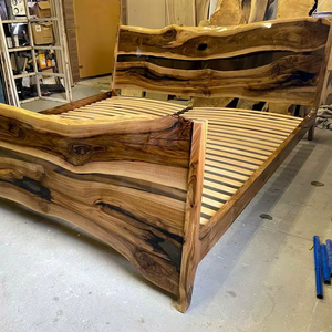 Cama de madera maciza de nogal oscuro con resina epoxi y borde natural, hermosa y de alta calidad. - Product Image 1