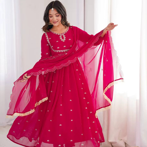 ชุดคุर्ตาปักลายชาติพันธุ์สำหรับผู้หญิง พร้อมกางเกงและผ้าคลุมไหล่ - Product Image 1